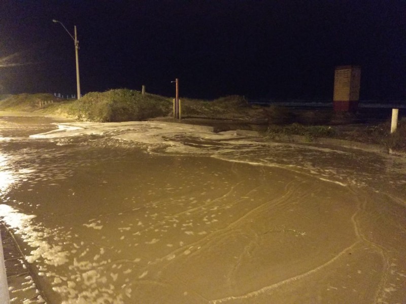 Ressaca faz água do mar chegar à segunda quadra no Balneário Rincão