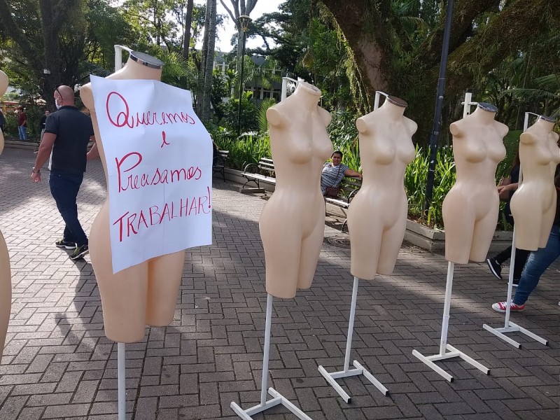 Em novo protesto, comerciantes voltam à Praça Nereu Ramos; PM pediu o fim da manifestação