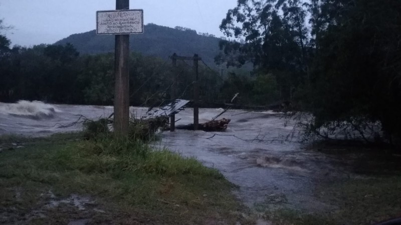 Chuva deixa famílias desabrigadas, casas alagadas e traz prejuízos a Praia Grande