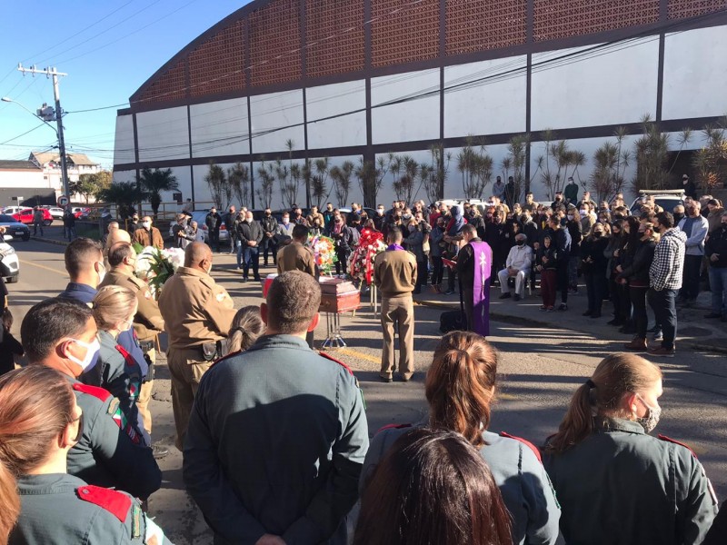 Policiais prestam últimas homenagens para a sargento Regiane Miranda