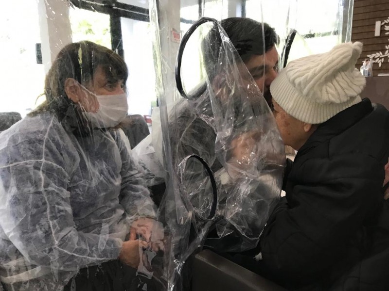 Cortina do abraço: residencial geriátrico cria ação para idosos receberem abraços durante a pandemia