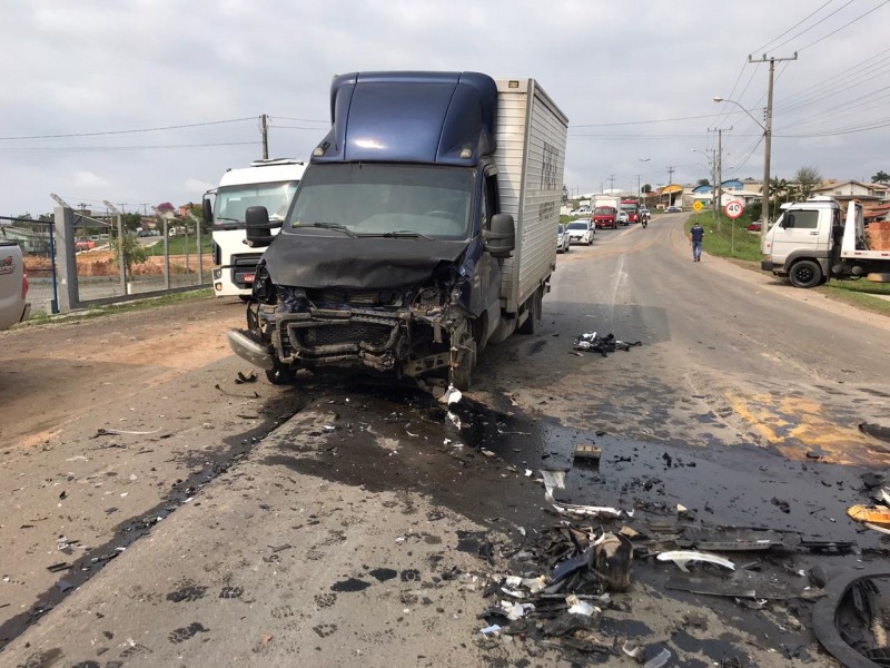 Colisão frontal resulta em duas pessoas feridas na rodovia Jorge Zanatta