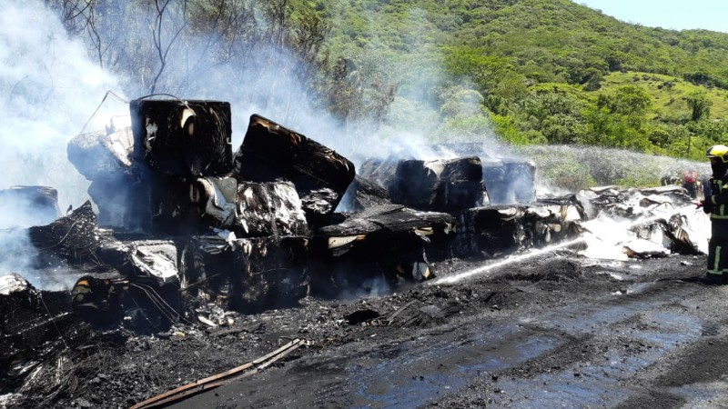 Caminhoneiro morre carbonizado após acidente de trânsito na BR-101