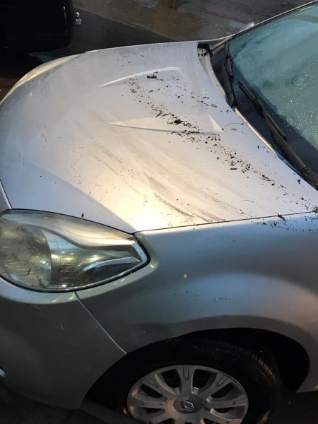 Chuva alaga rua e deixa carros embaixo d’água em Criciúma 