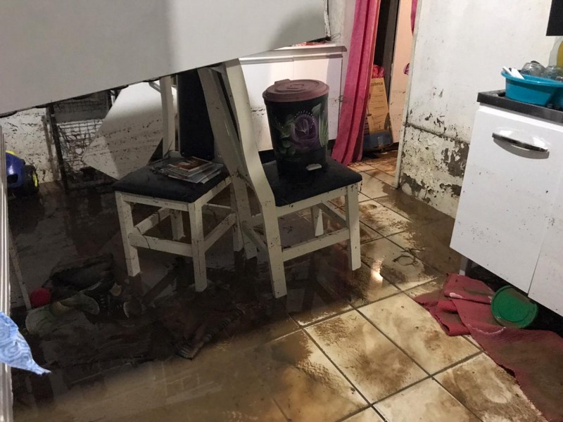 Casas alagadas no bairro Cristo Redentor em Criciúma; moradores contabilizam prejuízos 