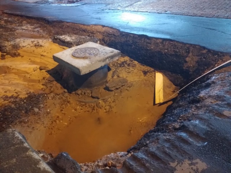 Cratera se forma na rua Engenheiro Jorge Becker, na Próspera