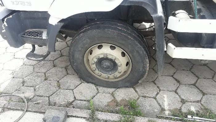 Trabalhadores da coleta de lixo sofrem tentativa de agressão e insultos racistas em Içara