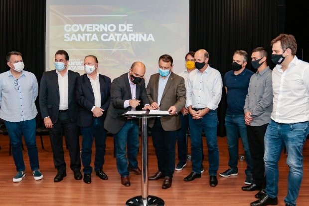 Governador assina ordem de serviço para construção de ponte sobre o Rio Araranguá