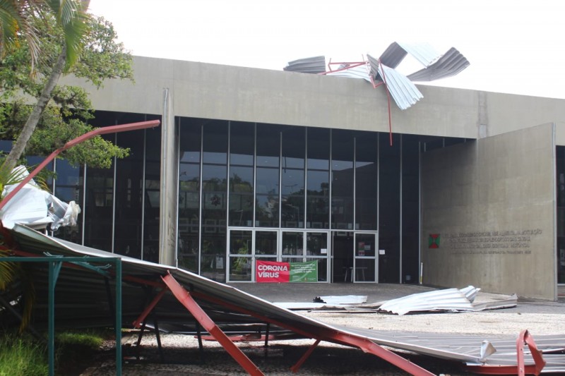 Temporal provoca destelhamento do Paço Municipal