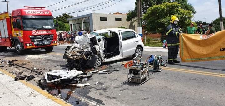 Colisão frontal entre carro e caminhão deixa motorista gravemente ferido