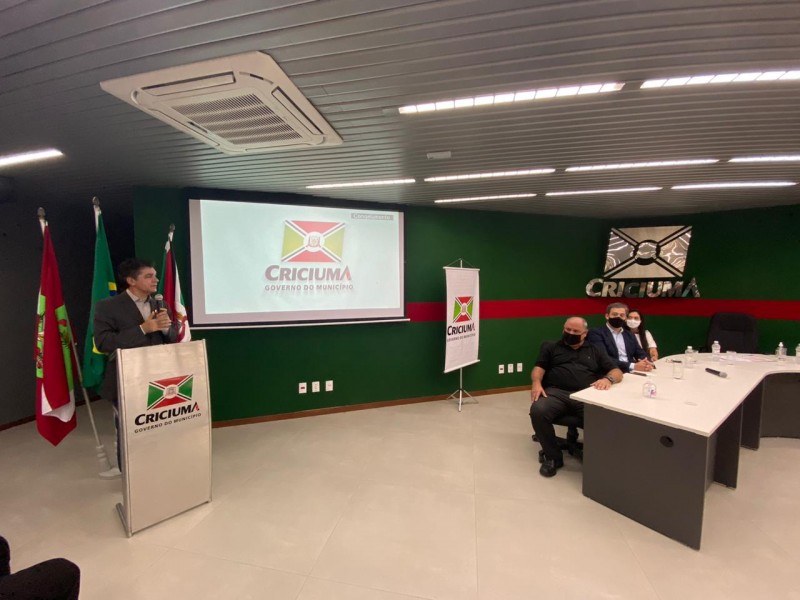 Prefeito Clésio Salvaro anuncia novos nomes e completa secretarias 