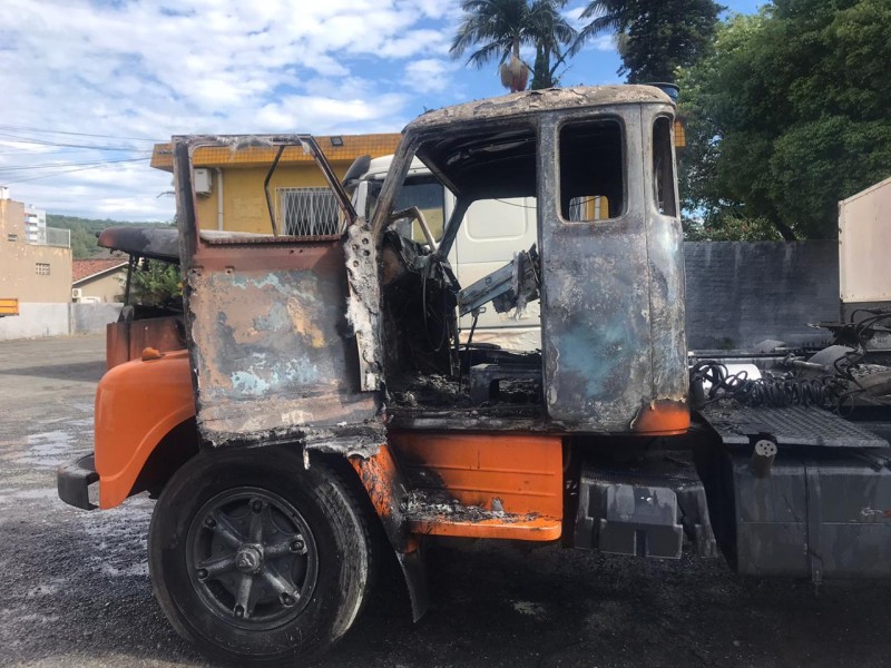 Incêndio destrói cabine de carreta no bairro Próspera em Criciúma