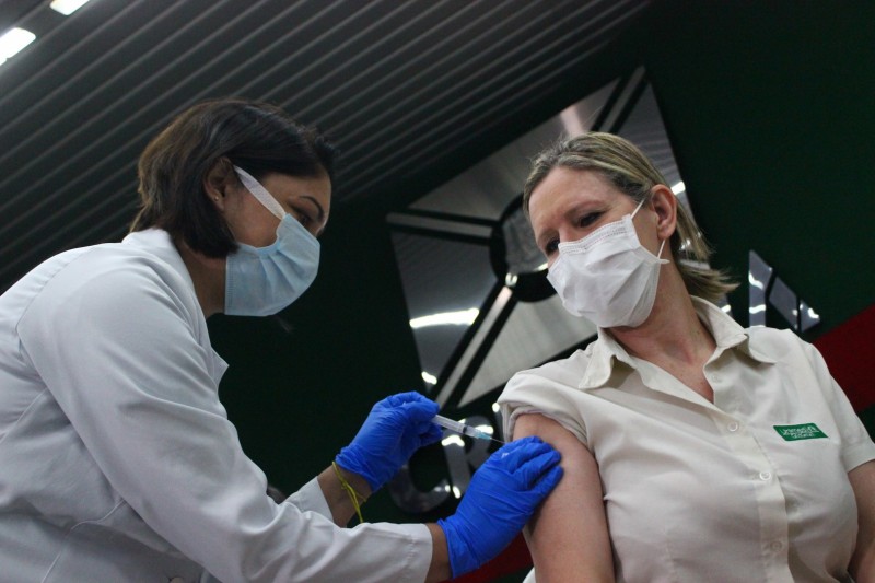 Distribuição de vacinas da AstraZeneca deve começar neste sábado