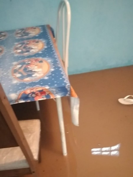 Forte chuva deixa residência alagada no bairro Vila Francesa em Criciúma 