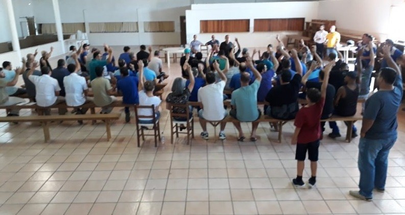 Trabalhadores ceramistas realizam assembleia para discutir greve