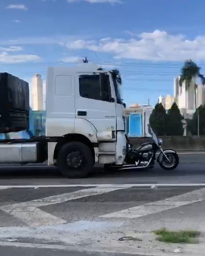 Após acidente, caminhoneiro segue em frente por 32 km com motociclista segurando na cabine