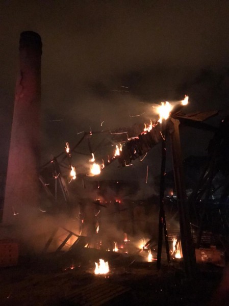 Incêndio destrói pavilhão de olaria em Morro da Fumaça