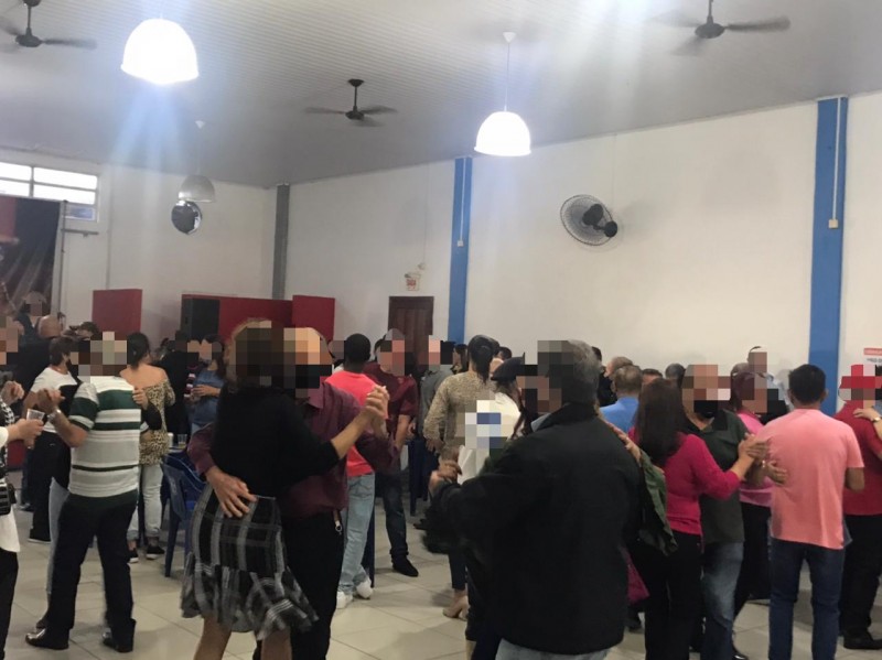 Baile da terceira idade é realizado em Criciúma; desrespeito às regras sanitárias são flagradas 