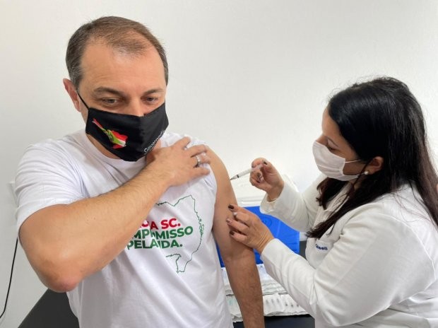 Moisés ao receber primeira dose contra a Covid-19: 'Não escolhi a vacina, escolhi ser vacinado'