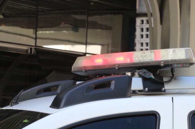 Homem colide motocicleta contra poste e fica gravemente ferido em Araranguá 