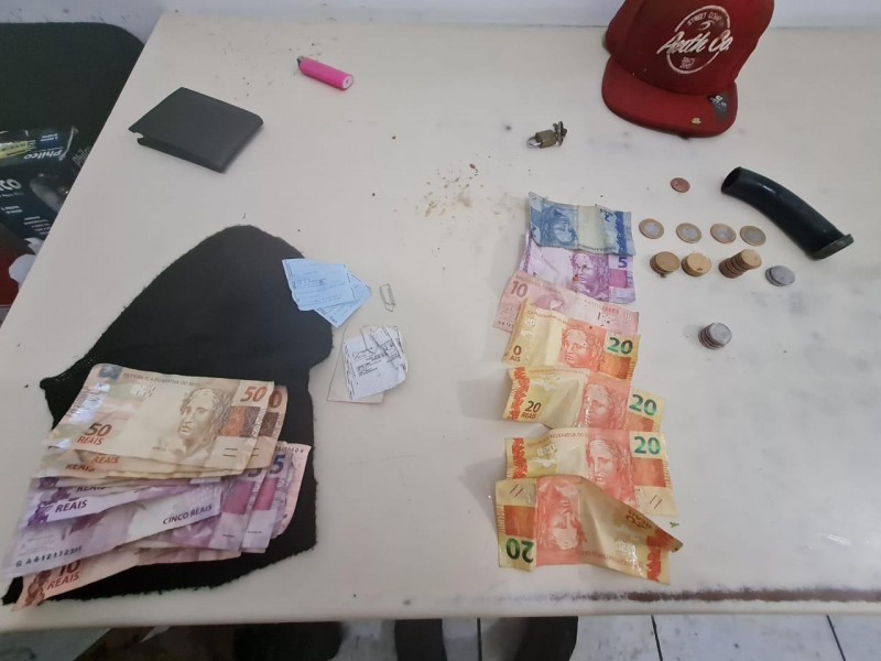 Homens armados roubam farmácia, se escondem em rio, mas acabam presos pela PM