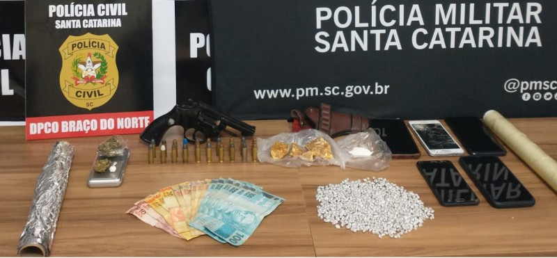Operação Tentáculos: polícia prende sete pessoas e apreende arma e drogas em Braço do Norte