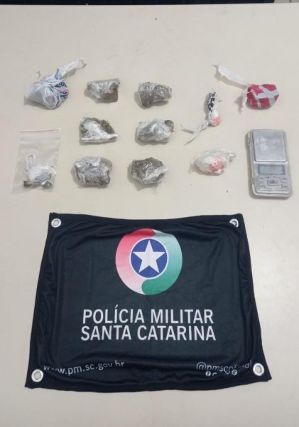 Uma pessoa é presa com maconha, cocaína e balança de precisão em Criciúma