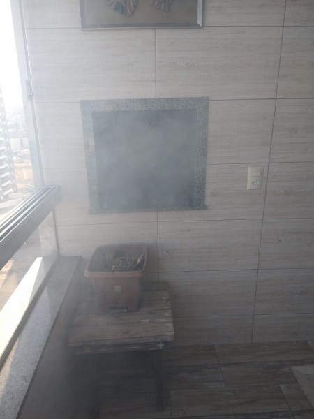 Bombeiros arrombam porta de apartamento para combater princípio de incêndio em Criciúma 