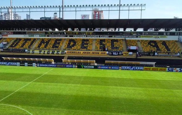 Torcida do Criciúma monta mosaico no Heriberto Hülse para jogo contra Fluminense pela Copa do Brasil