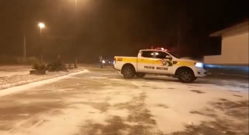 Fortes ventos e neve no mirante da Serra do Rio do Rastro