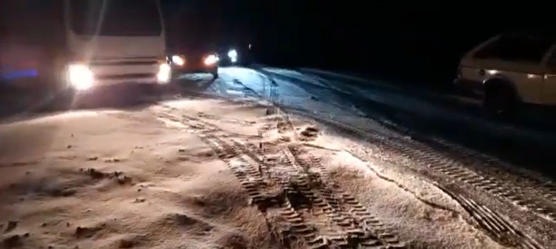 Gelo na pista faz carros patinarem em rodovia da região serrana de Santa Catarina