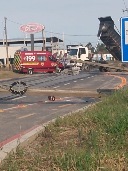 Em Jaguaruna, caminhão com caçamba levantada derruba dois postes na SC-442