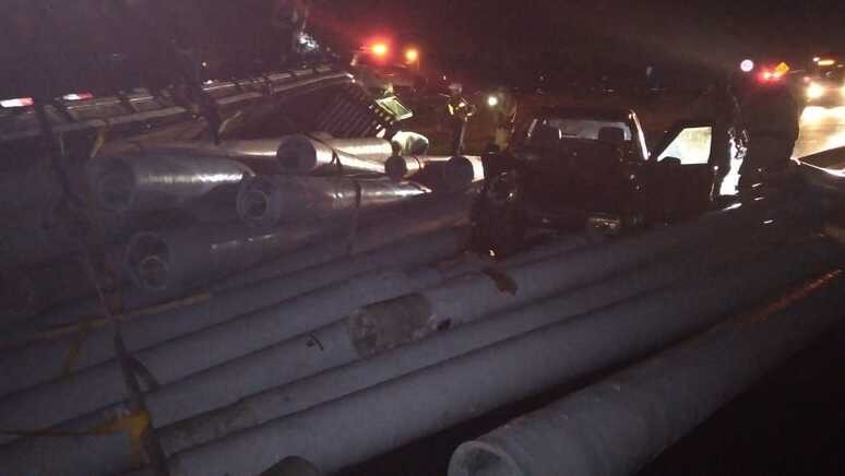Carreta tomba na marginal da BR-101 e carga atinge veículo em Laguna 