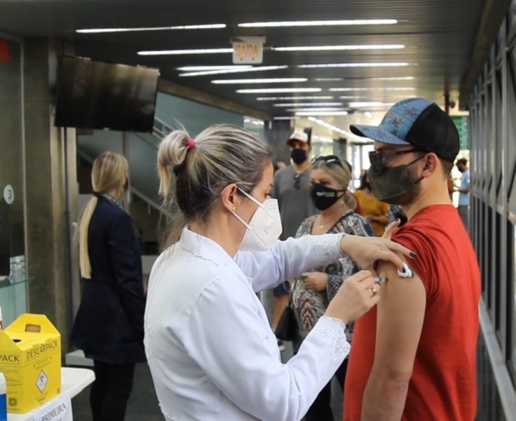 Criciúma inicia aplicação da 2ª dose da Pfizer e 1ª dose em pessoas acima de 25 anos