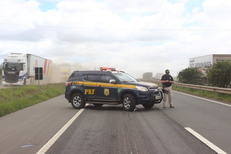Motorista embriagado é preso pela quinta vez após colidir carro em caminhão na BR-101 