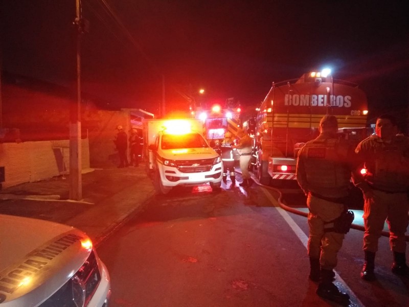 Incêndio atinge casa no bairro Imperatriz; uma adolescente morreu e outra pessoa ficou ferida
