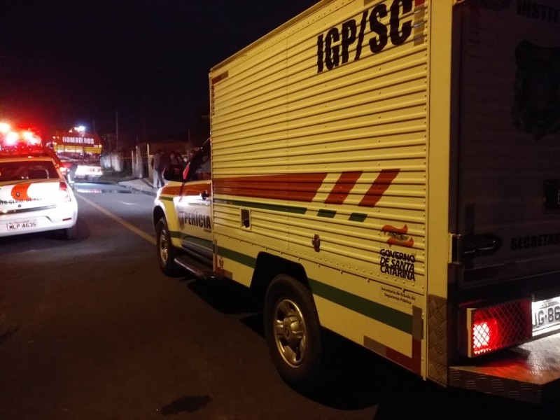 Adolescente que morreu foi ferida a facadas pelo pai; criminoso ateou fogo na casa e fugiu