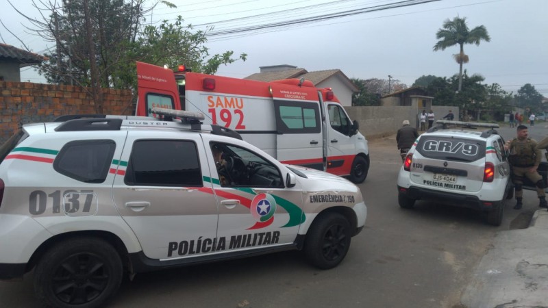 Em troca de tiros com a PM, suspeito de traficar drogas é atingido em Criciúma