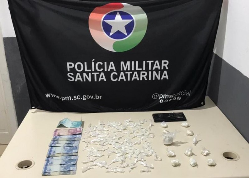 Ocorrência que terminou com um baleado resultou em apreensão de crack, dinheiro e balança