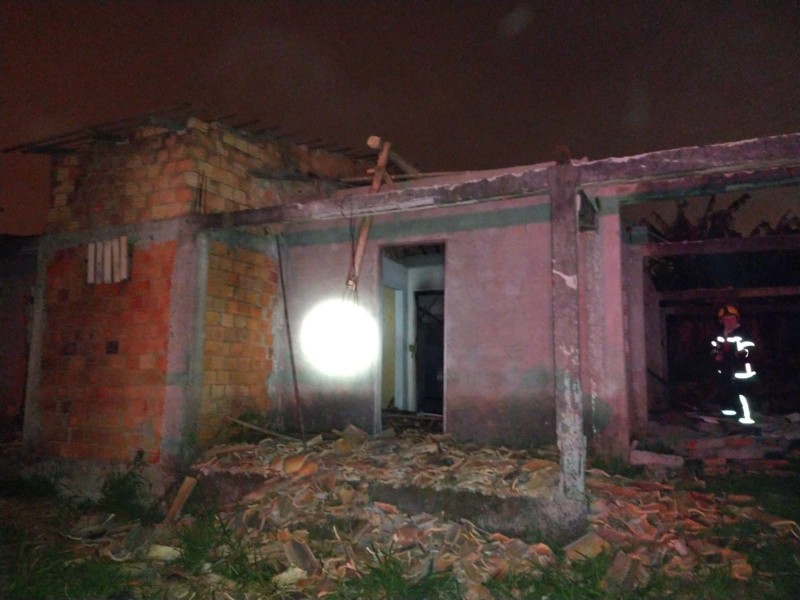 Casa abandonada é atingida por incêndio 