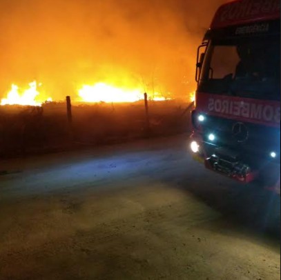 Incêndio em vegetação deixa moradores assustados em Imbituba