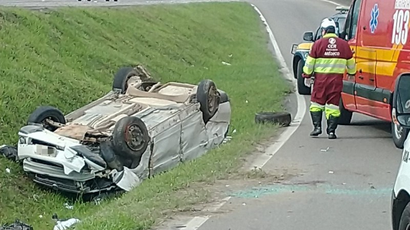 Após capotamento, condutora é lançada para fora do veículo e fica gravemente ferida em Tubarão