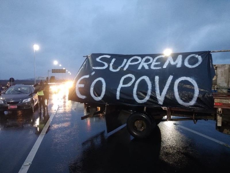 Manifestantes bloqueiam parcialmente o trânsito no pedágio em Maracajá