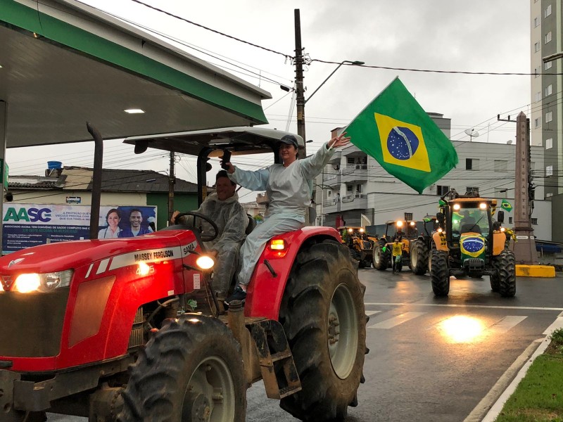 Manifestantes fazem ato a favor de Jair Bolsonaro em Orleans 