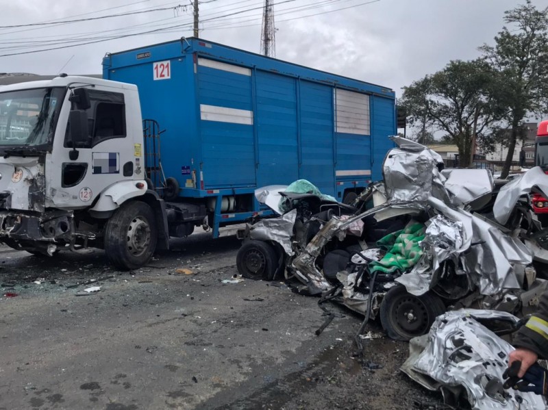 Grave acidente entre carro e caminhão é registrado no bairro Próspera; uma pessoa morreu
