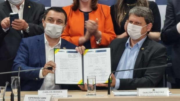 Carlos Moisés assina acordo para repasse de R$ 465 milhões para obras em rodovias federais de SC