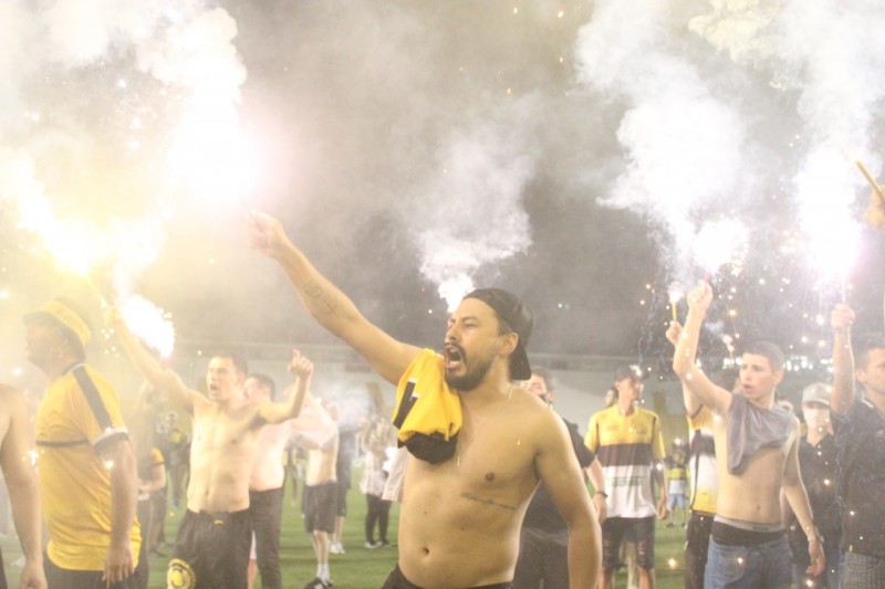Heriberto Hülse aberto para a comemoração carvoeira; Anselmo celebra conquista junto da torcida