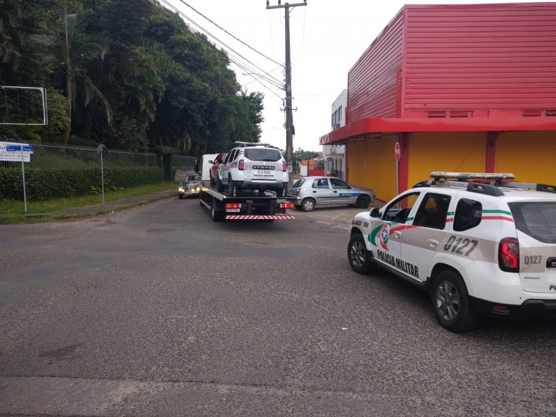 Viatura da Polícia Militar sofre acidente durante perseguição no bairro Mina União