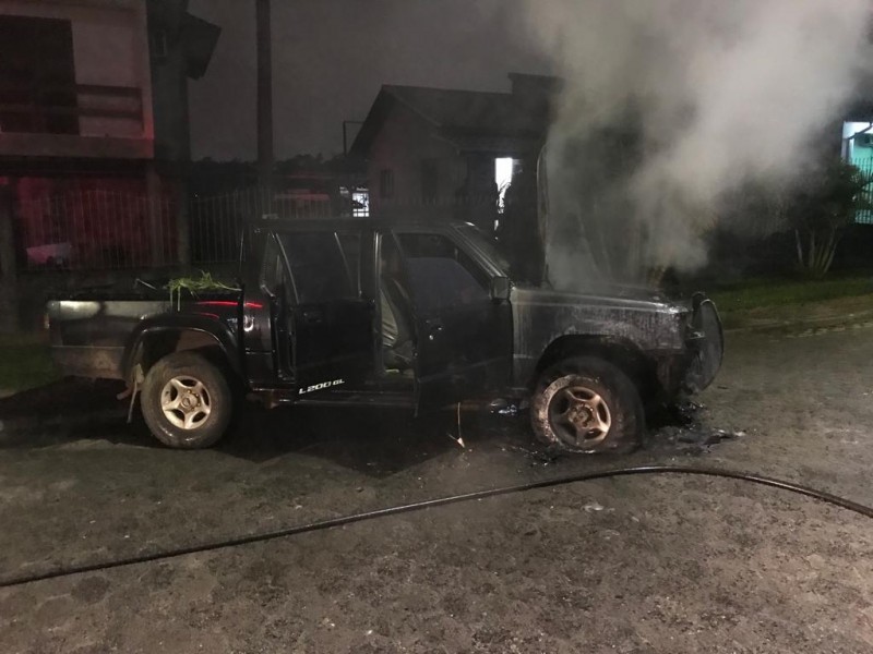 Corpo de Bombeiros combate incêndio em veículo furtado em Criciúma