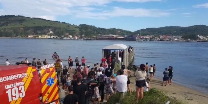 Embarcação vira em Laguna; acidente mobiliza bombeiros